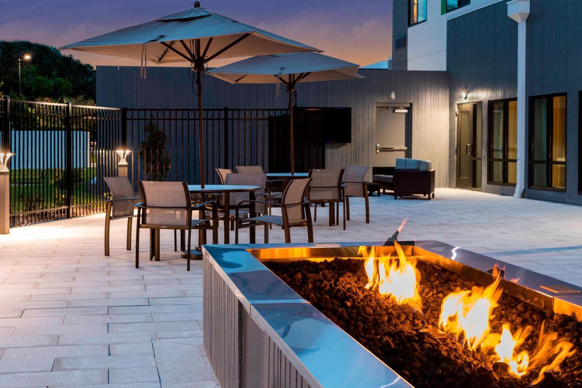 Отель Courtyard By Marriott Tampa Northwest/Veterans Expressway West Chase Экстерьер фото